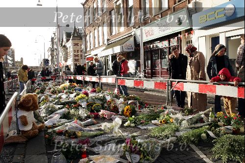 Amsterdam 5 november 2004
Bloemen bij plek waar Theo v Gogh is vermoord.