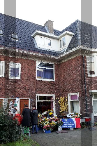 Amsterdam 5 november 2004
Bloemen bij huis Theo v Gogh .