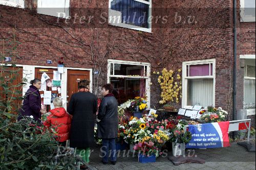 Amsterdam 5 november 2004
Bloemen bij huis Theo v Gogh .