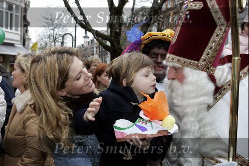 Amsterdam 27 november 2004
Sinterklaas op de cornelis schuytstraat.
Tijmen Oerlemans met Danielle Overgaag