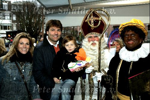 Amsterdam 27 november 2004
Sinterklaas op de cornelis schuytstraat.
Reinout Oerlemans met Tijmen en Danielle Overgaag