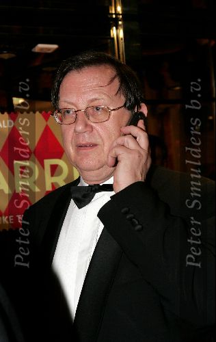 Amsterdam 15 november 2004
Opening theater Carre in Amsterdam.
Tjeenk Willink met gsm