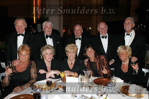 Arnhem 19 november 2004
Gala van de Ronnie Tober Foundation.
Will Langenberg en Theo Heuft met vrouwen