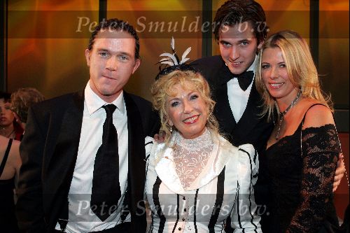 Eindhoven 21 november 2004
Premiere Hello Dolly in schouwburg Eindhoven.
Willeke Alberti   met Johnny de Mol jr Kai Lerby en Danielle van t Schip