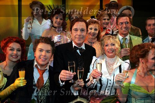 Eindhoven 21 november 2004
Premiere Hello Dolly in schouwburg Eindhoven.
 Jos Brink enWilleke Alberti en Jamai Idols