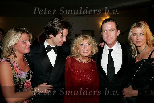 Eindhoven 21 november 2004
Premiere Hello Dolly in schouwburg Eindhoven.
Willeke Alberti  met kinderen. Kai Lerby Johnny de Mol en Danielle van t Schip