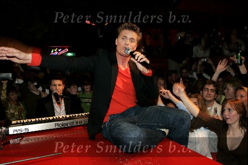Scheveningen 28 november 2004
Opname videoclip Winston Post en Bas Muijs in de crazy piano\'s.