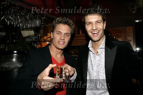 Scheveningen 28 november 2004
Opname videoclip Winston Post en Bas Muijs in de crazy piano\'s.