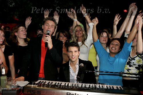 Scheveningen 28 november 2004
Opname videoclip Winston Post en Bas Muijs in de crazy piano\'s.