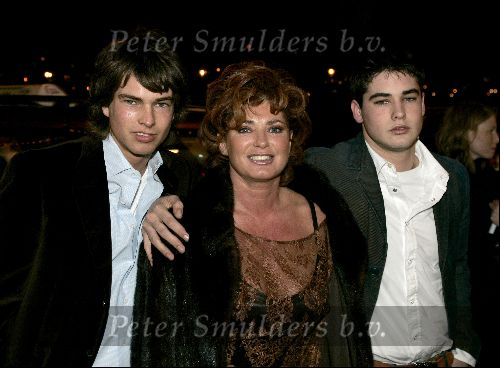 Amsterdam 26 november 2004
Premiere Andre v Duin in Carre
Yvonne Brandsteder met zoons