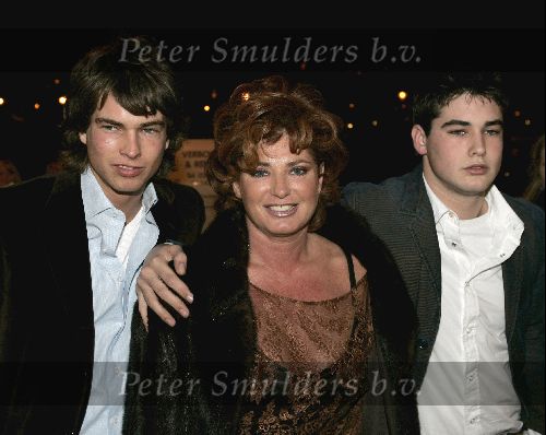 Amsterdam 26 november 2004
Premiere Andre v Duin in Carre
Yvonne Brandsteder met zoons