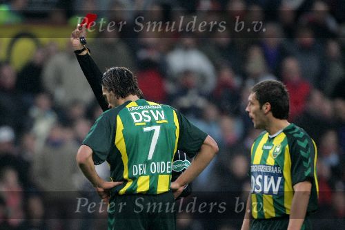 Eindhoven, 27 november 2005 Kompetitiewedstrijd Seizoen 2005/2006
PSV-ADO Den Haag, eindstand 3-0
Rood voor Daniel Rijaard van ADo Den Haag
Scheidsrechter toont een Rode kaart verslagenheid bij Geert den Ouden
© Foto Bart Bel