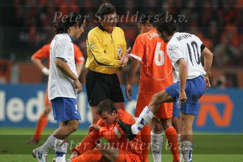 Amsterdam, 12 November 2005
Oefenwedstrijd Nederland-Italie eindstand 1-3
Alessandro Del Piero is boos op Rafael van der Vaart omdat deze hem zou hebben geraakt
© Foto Bart Bel