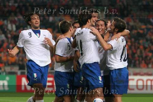 Amsterdam, 12 November 2005
Oefenwedstrijd Nederland-Italie eindstand 1-3
Het Italiaans elftal viert feest nadat ze 1-1 gelijk hebben gemaakt
© Foto Bart Bel