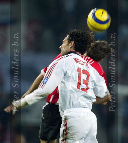 Eindhoven, 1 November 2005
Wedstrijd Champions League seizoen 2005/2006tussen PSV-AC Milaan, eindstand 1-0
Alessandro Nesta in kopduel met Phillip Cocu
Foto: © Peter Smulders