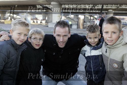 Amsterdam 16 november 2005
Premiere Chicken Little in Pathe arena.
Andre Ooijer met zoontjes (l) en vriendjes