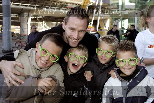 Amsterdam 16 november 2005
Premiere Chicken Little in Pathe arena.
Andre Ooijer met zoontjes (m) en vriendjes