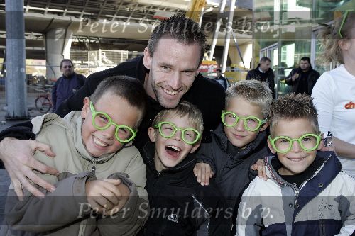 Amsterdam 16 november 2005
Premiere Chicken Little in Pathe arena.
Andre Ooijer met zoontjes (m) en vriendjes