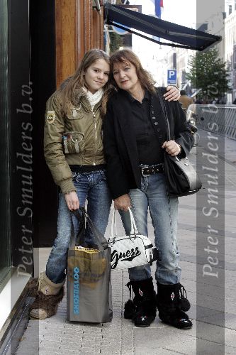 Amsterdam 5 november 2005
Anita Blokziel met haar dochter Donalda (12 jaar) op pc hooftstraat.
