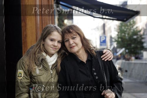 Amsterdam 5 november 2005
Anita Blokziel met haar dochter Donalda (12 jaar) op pc hooftstraat.