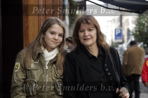 Amsterdam 5 november 2005
Anita Blokziel met haar dochter Donalda (12 jaar) op pc hooftstraat.