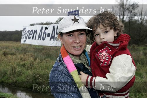 Muiderberg 12 oktober 2005
Dag tegen aanleg A6 en A9.
Annemieke Verdoorn  zoon james