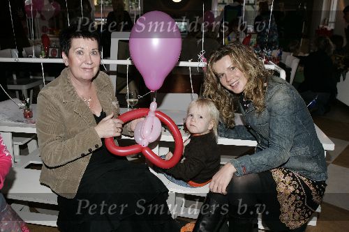 Ouderkerk aan de Amstel 23 november 2005
Presentatie tijdschrift kinderen bij rest Praq
 Annette Barlo en haar zoontje en moeder