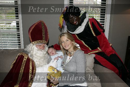 Nigtevecht 27 november 2005
Guido den Aantrekker als sinterklaas en Matthijs Albers als zwarte piet op bezoek bij kinderen van Bn ers.
Anouk Smulders met haar zoontje Max
Peter Smulders bv