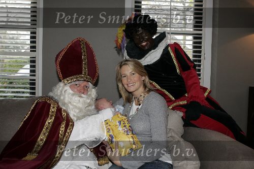 Nigtevecht 27 november 2005
Guido den Aantrekker als sinterklaas en Matthijs Albers als zwart piet op bezoek bij kinderen van Bn ers.
Anouk Smulders met haar zoontje Max Smulders