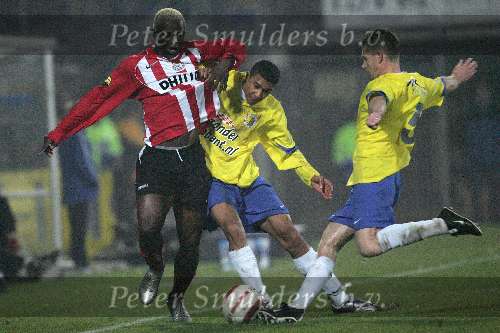 Waalwijk, 19 November 2005
Kompetitiewedstrijd seizoen 2005/2006
RKC-PSV eindstand 4-4
Arouna Kone tegen 2 tegenstanders