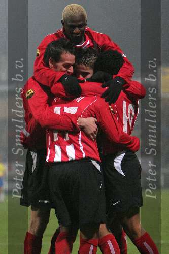 Waalwijk, 19 November 2005
Kompetitiewedstrijd seizoen 2005/2006
RKC-PSV eindstand 4-4
Kone duikt op zijn medespelers na de 4-4 gelijkmaker van Robert