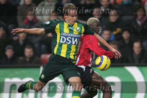 Eindhoven, 27 november 2005 Kompetitiewedstrijd Seizoen 2005/2006
PSV-ADO Den Haag, eindstand 3-0
Arouna Kone wordt zwaart gehinderd.door Jan Paul Saeijs