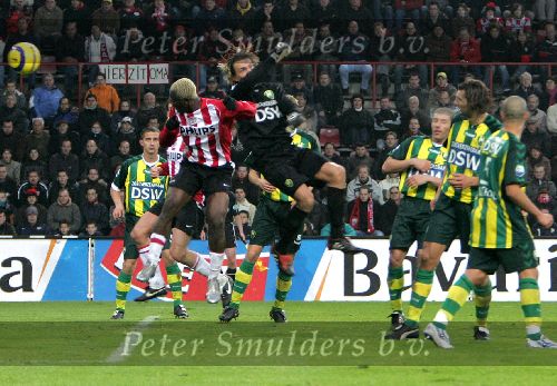 Eindhoven, 27 november 2005 Kompetitiewedstrijd Seizoen 2005/2006
PSV-ADO Den Haag, eindstand 3-0
Doelman Dorus de Vries tast mis Arouna Kone scoort deze keer niet