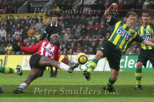 Eindhoven, 27 november 2005 Kompetitiewedstrijd Seizoen 2005/2006 
PSV-ADO Den Haag, eindstand 3-0 
Arouna Kone met een poging op doel