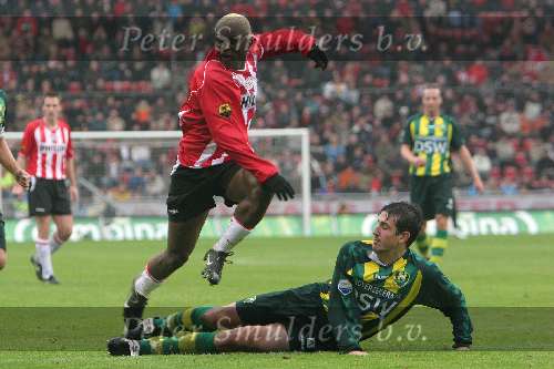 Eindhoven, 27 november 2005 Kompetitiewedstrijd Seizoen 2005/2006 
PSV-ADO Den Haag, eindstand 3-0 
Arouna Kone ontwijkt een tackle