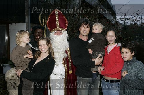 Den Hoog 27 november 2005
Guido den Aantrekker als sinterklaas en Matthijs Albers als zwart piet op bezoek bij kinderen van Bn ers.
Bas Westerweel met Babette v Veen en hun kinderen