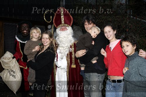 Den Hoog 27 november 2005
Guido den Aantrekker als sinterklaas en Matthijs Albers als zwart piet op bezoek bij kinderen van Bn ers.
Bas Westerweel met Babette v Veen en hun kinderen