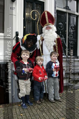 Amstelveen 27 november 2005
Guido den Aantrekker als sinterklaas en Matthijs Albers als zwart piet op bezoek bij kinderen van Bn ers.
Kinderen Beau v Erven Dorens