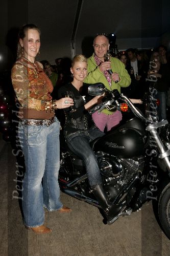 Lexmond 12 oktober 2005
Bridget Maasland krijgt Harley davidson moter.
Bridget met eigenaar Harley world
