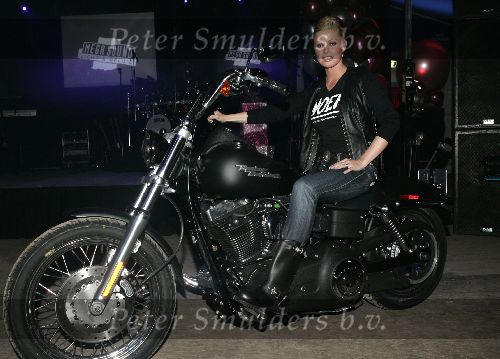 Lexmond 12 oktober 2005
Bridget Maasland krijgt Harley davidson moter.
Bridget met   woef t shirt