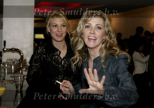 Tilburg, 20 November 2005
Premiere Turks Fruit in Stadsschouwburg Tilburg
Brigitte Nijman in een onderonsje met de nieuwe vriendin van haar ex-partner Elisah List