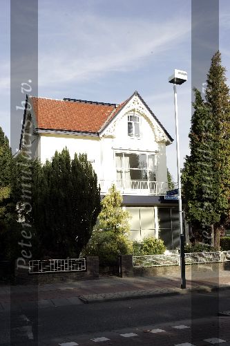 Hilversum  6 november 2005
Huis van Cilly Dartell staat te koop.