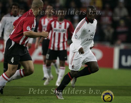 Eindhoven, 1 November 2005
Wedstrijd Champions League seizoen 2005/2006 tussen PSV-AC Milaan, eindstand 1-0
Clarence Seedorf in duel met Alex PSV
© Foto: Peter Smulders