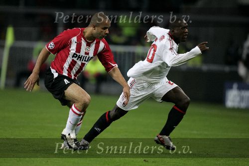 Eindhoven, 1 November 2005
Wedstrijd Champions League seizoen 2005/2006 tussen PSV-AC Milaan, eindstand 1-0
Clarence Seedorf in duel met Alex PSV
© Foto: Peter Smulders