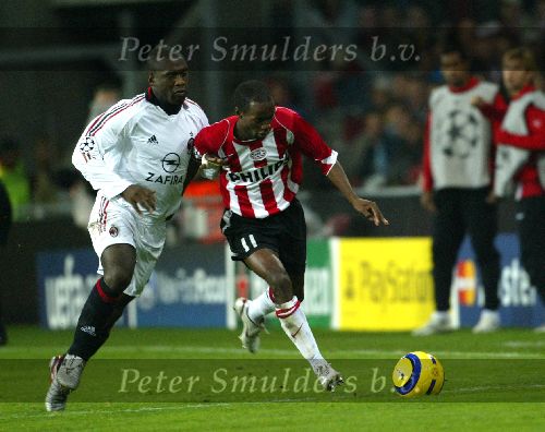 Eindhoven, 1 November 2005
Wedstrijd Champions League seizoen 2005/2006 tussen PSV-AC Milaan, eindstand 1-0
Clarence Seedorf in duel met DaMarcus Beasley
© Foto: Peter Smulders