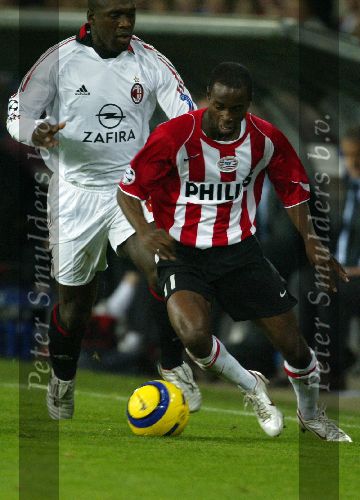 Eindhoven, 1 November 2005
Wedstrijd Champions League seizoen 2005/2006 tussen PSV-AC Milaan, eindstand 1-0
DaMarcus Beasley in duel met Clarence Seedorf
© Foto: Peter Smulders
