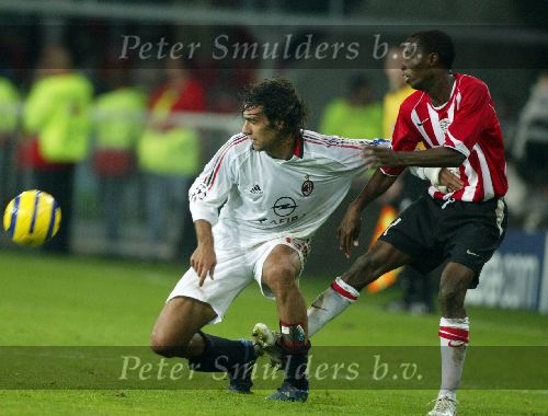 Eindhoven, 1 November 2005
Wedstrijd Champions League seizoen 2005/2006 tussen PSV-AC Milaan, eindstand 1-0
DaMarcus Beasley   shirtje trekken
© Foto: Peter Smulders