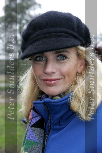 Muiderberg 12 oktober 2005
Dag tegen aanleg A6 en A9.
Daphne Deckers met pet/hoed