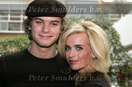 Hilversum 22 november 2005
Presentatie Grease en Doe Maar door V en V produkties.
 Jim Bakkum met petje  en Daphne Deckers