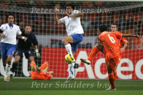 Amsterdam, 12 November 2005
Oefenwedstrijd Nederland-Italie eindstand 1-3
Denny Landzaat schiet hard op doel
© Foto Bart Bel